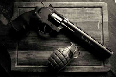 📷 A photo a day #06 / Grenade and a gun