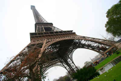 📷 Overcast Eiffel Tower