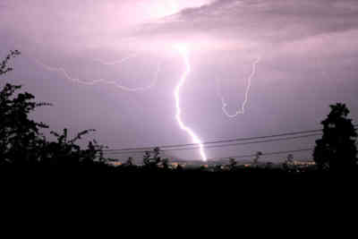 📷 Lightning strikes